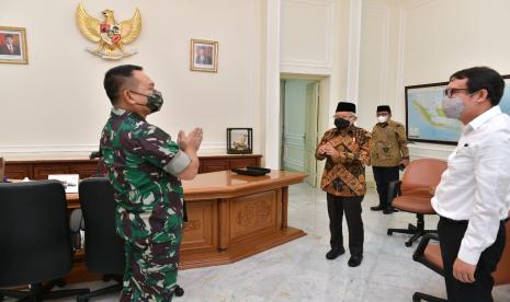 Wakil Presiden Ma’ruf Amin menerima kehadiran Kepala Staf Angkatan Darat (KSAD) Jenderal TNI Dudung Abdurachman di Ruang Kerja Istana Wapres, Jl. Medan Merdeka Selatan No. 6 Jakarta Pusat, Rabu (1/12). 