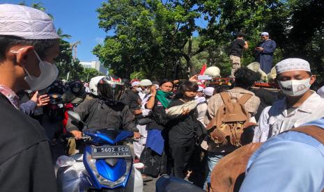 Penutupan akses menuju Patung Kuda, Jakarta Pusat, dilakukan pihak kepolisian mulai dari Kebon Sirih. Alhasil, beberapa massa reuni 212 tak bisa menembus barikade dan tersebar di beberapa lokasi. Kamis (2/12). 