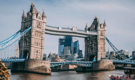 Tower Bridge, landmark Inggris, terlihat meleot. Seperti itulah penglihatan pengidap diabetes yang mengalami komplikasi gangguan mata.