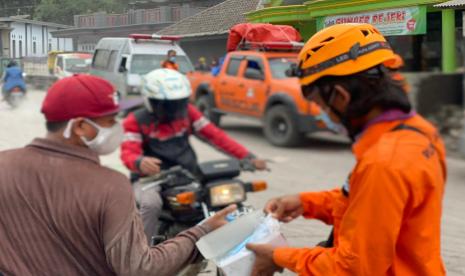 Rumah Zakat terjunkan relawan membantu para penyintas erupsi Gunung Semeru, di Lumajang.