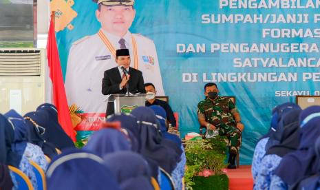 Plt Bupati Musi Banyuasin Beni Hernedi mengambil sumpah/ janji sebanyak 226 orang Pegawai Negeri Sipil (PNS) di lingkungan Pemerintah Kabupaten Musi Banyuasin (Muba), bertempat di Pendopoan Griya Bumi Serasan Sekate, Senin (6/12).