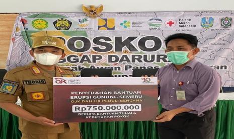 Otoritas Jasa Keuangan (OJK) dan Industri Jasa Keuangan (IJK) melalui program “OJK dan IJK Peduli Bencana” menyerahkan bantuan kepada korban erupsiGunung Semeru.