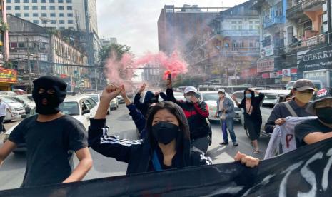 Aksi protes di Yangon, Myanmar, Selasa (30/11).