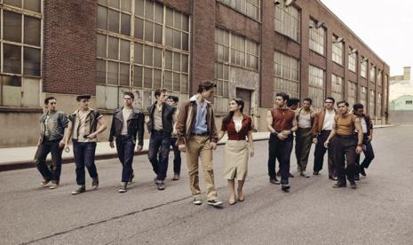 Salah satu adegan dalam film West Side Story arahan sutradara Stephen Spielberg. West Side Story memuat karakter gener non biner. 