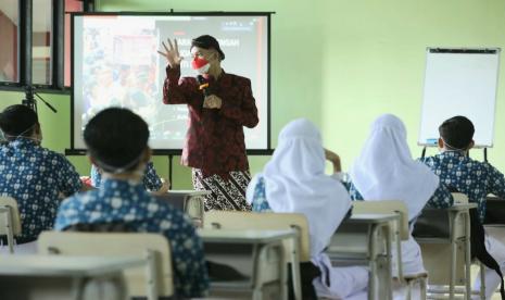 Gubernur Jawa Tengah, Ganjar Pranowo saat melakukan kegiatan ‘Gubernur Mengajar’ di hadapan siswa/ siswi SMAN 15 Semarang, Kota semarang, Kamis (9/12). Pada kesempatan ini gubernur juga melantik sejumlah siswa agen antikorupsi sebagai ilkhtiar untuk menanamkan semangat anti korupsi di kalangan siswa.