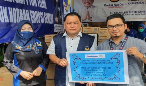 Wakil Ketua DPR RI Rachmat Gobel memberikan bantuan kepada para pengungsi korban erupsi Gunung Semeru di Lumajang, Jawa Timur. Bantuan itu langsung disalurkan melalui Charles Meikyansyah, anggota DPR RI dari Partai Nasdem yang mewakili daerah pemilihan Lumajang dan Jember (tengah) bersama Branch Manager Panasonic Surabaya Adi Martiana (kanan).