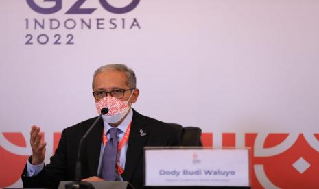 Staf Ahli Menteri Keuangan Bidang Ekonomi Makro dan Keuangan Internasional selaku Deputi Keuangan G20, Wempi Saputra dan Deputi Gubernur Bank Indonesia, Dody Budi Waluyo dalam konferensi pers penutupan Finance and Central Bank Deputies Meeting di Nusa Dua, Badung, Bali, Jumat (9/12). 