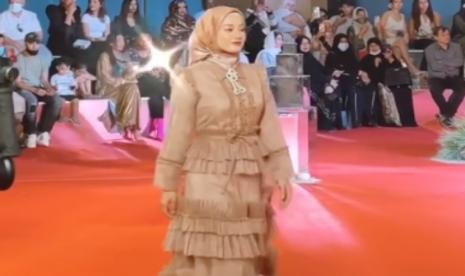 Dinda Hauw saat peragaan busana Dubai Modest Fashion Week 2021.