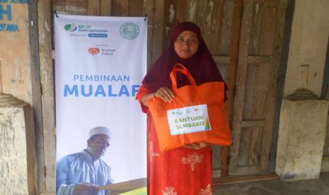 Sebagai bentuk kepedulian terhadap keluarga mualaf, Rumah Zakat bersama BPJS Ketenagakerjaan dan Yayasan Al Maghfirah menyalurkan bantuan sembako.