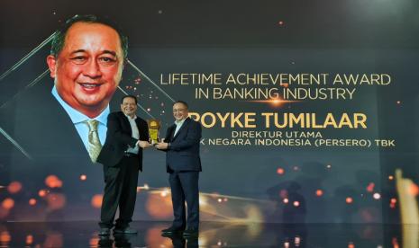 Direktur Utama PT Bank Negara Indonesia (Persero) Tbk. (BNI) Royke Tumilaar menerima penghargaan Lifetime Achievement Award in Banking Industry dari CNBC Indonesia dari Pendiri & Chief PT Trans Media Corpora Chairul Tanjung, Selasa (14/12/2021).  Royke dinilai sukses menjadi transformator BNI untuk menjadi bank yang unggul dalam pengembangan API Open Banking.