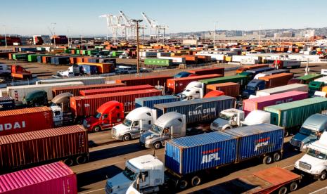 Truk mengantre di Pelabuhan Oakland, California, Rabu (10/11).