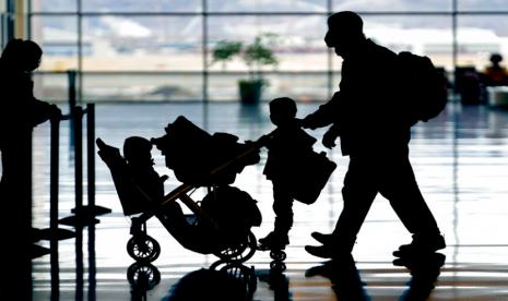 Penumpang menunggu keberangkatan di Salt Lake City International Airport, Amerika Serikat, Jumat (24/12).