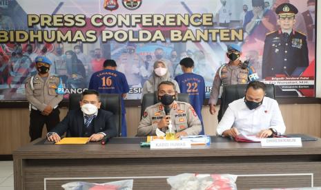 Kabid Humas Polda Banten AKBP Shinto Silitonga (tengah) menerangkan pengungkapan kasus aksi demonstrasi buruh menuntut UMP Provinsi Banten 2022 yang menerobos ke ruang kerja Gubernur Banten, dalam konferensi pers di Mapolda Banten, Senin (27/12).