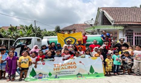 Mahasiswa Pecinta Alam (MPA) Aranyacala Trisakti bantu korban erupsi Semeru dengan Trauma Healing