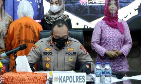 Kapolres Sumedang, AKBP Eko Prasetyo saat rilis kasus penganiayaan terhadap anak di bawah umur.