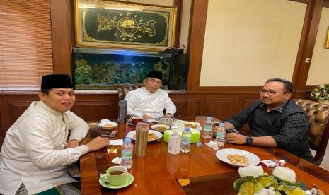 Menag Yaqut Cholil Qoumas bersilaturahim ke Ketum PBNU KH Yahya Cholil Staquf di Gedung PBNU, Jakarta, Jumat (7/1). 