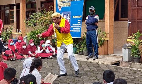 Praktisi Persaudaraan Pencerita Muslim Indonesia (PPMI), Kak Slam memberikan motivasi kepada para peserta didik SDN Wringinputih 01, Kecamatan Bergas, Kabupaten Semarang dengan dongeng fable, Rabu (12/1). Kegiatan ini digelar sekolah setempat untuk memotivasi para peserta didik dalam menghadapi PTM penuh di sekolah.