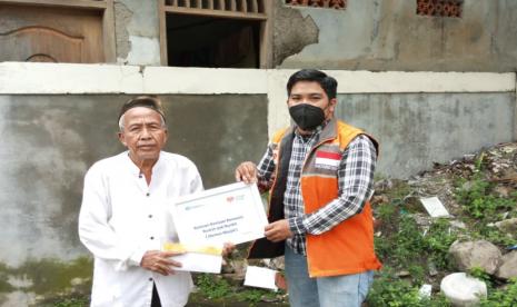 Rumah Zakat menyalurkan bantuan renovasi rumah kepada Nurdin (62 tahun). Nurdin merupakan seorang marbot masjid di daerah Bekasi Selatan. 