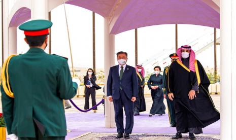 Foto yang dirilis oleh Saudi Royal Palace, menunjukkan Putra Mahkota Arab Saudi Pangeran Mohammed bin Salman (MBS) dan Presiden Korea Selatan (Korsel) Moon Jae-in berdiri di depan penjaga kehormatan di Bandara Internasional Riyadh, Arab Saudi, Selasa (18/1/2022).