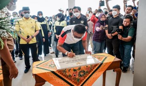 Bupati Ciamis Herdiat Sunarya saat meresmikan Stadion Atletik Prabu Linggabuana di Kecamatan Ciamis, Kabupaten Ciamis, Selasa (18/1/2022). 