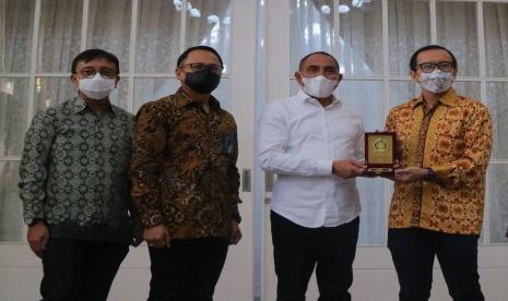 Gubernur Sumatera Utara Edy Rahmayadi (kedua dari kanan) menyerahkan cindera mata kepada Direktur Digital Business Telkom M. Fajrin Rasyid (paling kanan) disaksikan Executive Vice President Telkom Regional I Area Sumatera Semly Saalino (kedua dari kiri) dan Vice President Digital Business Strategy Telkom Riza A. N. Rukmana (paling kiri) usai audiensi untuk memperkenalkan lebih lanjut tentang produk dan layanan digital di bawah naungan Leap yang dapat mendukung aktivitas pemerintahan demi memberikan pelayanan terbaik bagi masyarakat di Medan, Jumat (21/1).