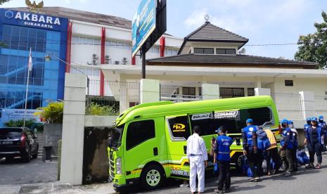 Palang Merah Indonesia (PMI) Solo mengirimkan relawan dan mahasiswa Politeknik Akbara ke Lumajang untuk membantu pembangunan hunian sementara (huntara) bagi korban erupsi Gunung Semeru, Kamis (27/1).