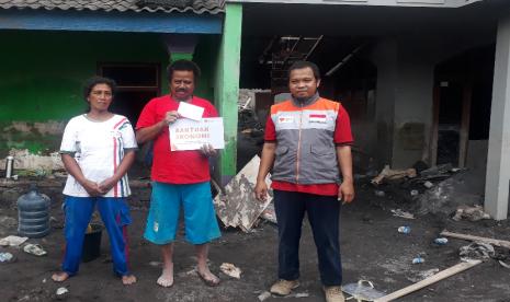 Rumah Zakat menyalurkan bantuan ekonomi kepada warga terdampak erupsi Gunung Semeru di Desa Sumber Wuluh, Kecamatan Candipuro, Kabupaten Lumajang.