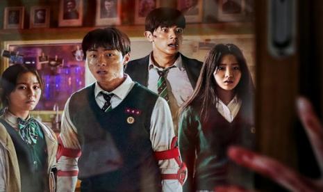 Poster serial drama Korea All Of Us Are Dead yang tayang di Netflix. Serial yang sempat dijuluki Squid Game baru ini bertahan 15 hari di puncak peringkat acara TV populer Netflix.