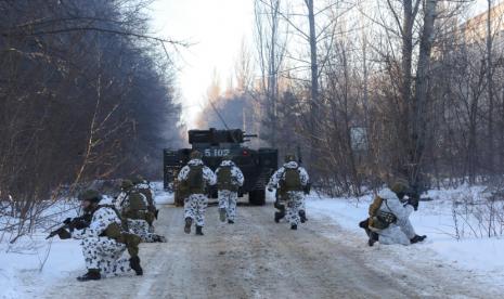 Pasukan Ukraina gelar latihan tempur perkotaan di kota Pripyat dekat pembangkit nuklir Chernobyl pada Jumat (4/2/2022).