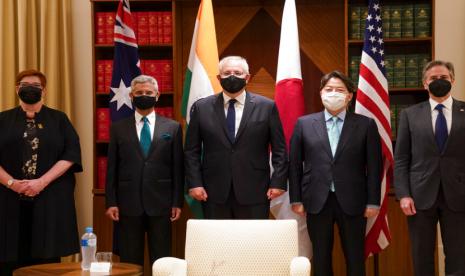 Menteri Luar Negeri (Menlu) Australia Marise Payne, Menlu India Subrahmanyam Jaishankar, Perdana Menteri Australia Scott Morrison, Menlu Jepang Yoshimasa Hayashi, dan Menlu Amerika Serikat (AS) Antony Blinken, berpose usai melakukan pertemuan di Melbourne, Jumat (11/2/2022) sebagai bagian dari pertemuan Quad. Keempat negara tersebut membentuk apa yang disebut Quad, sebuah blok demokrasi Indo-Pasifik yang diciptakan untuk melawan pengaruh regional China.