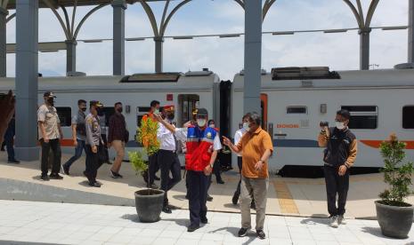 Dirjen Perkeretaapian Kemenhub, Zulfikri, dan Bupati Garut, Rudy Gunawan, melakukan inspeksi jalur kereta api Cibatu-Garut, Ahad (13/2/2022). 