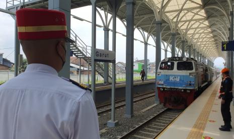 Dirjen Perkeretaapian Kemenhub, Zulfikri, dan Bupati Garut, Rudy Gunawan, melakukan inspeksi jalur kereta api Cibatu-Garut, Ahad (13/2/2022). 