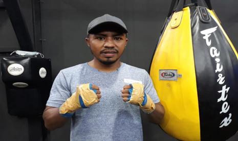 Petinju kelas ringan junior Indonesia, Defry Palulu.