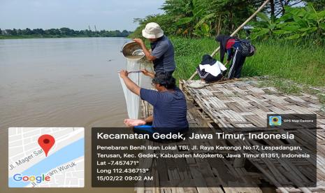 Organisasi Ecological Observation and Wetlands Conservation (ECOTON) dan mahasiswa Universitas Trunojoyo Madura melakukan pengujian sampel kualitas air Kali Brantas pada saat musim penghujan.