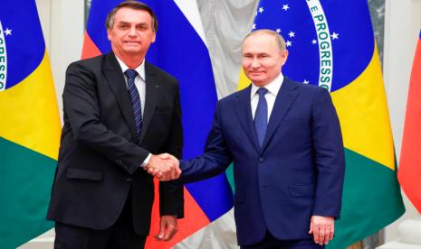 Presiden Brasil Jair Bolsonaro bersalaman dengan Presiden Rusia Vladimir Putin dalam pertemuan di Moskow, Rusia, Rabu (16/2/2022).