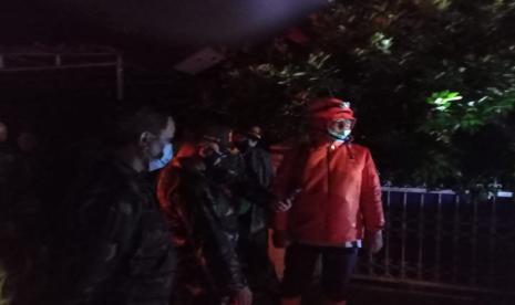 Wali Kota Sukabumi Achmad Fahmi meninjau lokasi banjir di Kelurahan Jayaraksa, Kecamatan Baros, Kota Sukabumi, Kamis (17/2/2022) malam