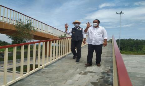 Gubernur Jabar Ridwan Kamil bersama Bupati Pangandaran Jeje Wiradinata berkeliling Alun-Alun Pangbagea di Kecamatan Parigi, Kabupaten Pangandaran, Ahad (20/2/2022). Alun-alun itu baru diresmikan oleh Gubernur Jabar. 