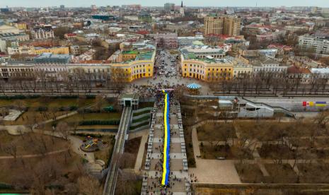 Demonstran berkerumun membawa bendera Ukraina di Odessa, Ukraina, Ahad (20/2/2022).