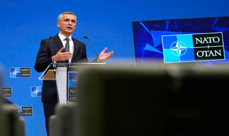 Sekretaris Jenderal NATO Jens Stoltenberg berbicara dalam konferensi pers di markasnya, Brussels, Belgia, Kamis (24/2/2022).