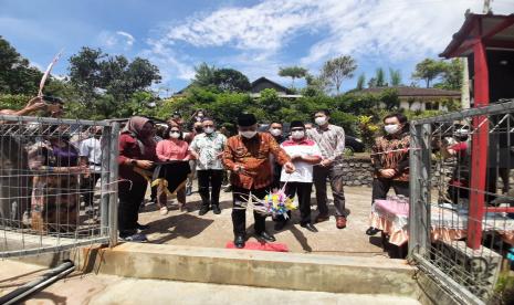 Bupati Malang, M Sanusi didampingi Sekretaris Kedutaan Besar Jepang,  Kimura Yusuke, Konsul Jenderal Jepang, Takeyama Kenichi, dan sejumlah undangan lainnya meresmikan unit penjernih air minum di Desa Wirotaman, Kecamatan Ampelgading, Kabupaten Malang, Jawa Timur (Jatim), Jumat (25/2/2022). 