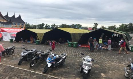 Kondisi pengungsian ribuan warga di Kantor Bupati Pasaman Barat, Pasca Gempa dengan magnitudo, 6,2 , Sabtu (26/2) 