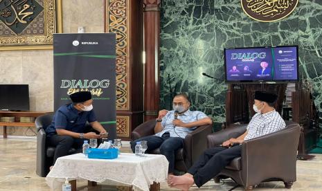 Masjid Sebagai Media Berita . Foto: Pimpinan Redaksi Irfan Junaidi (tengah) saat menghadiri undangan dialog Dewan Pengurus Masjid Agung Sunda Kelapa (MASK), Jakarta, Dialog Eksklusif, Jumat (04/03/2022). Hal ini sebagai komitmen mereka pada pemberdayaan generasi muda muslim.