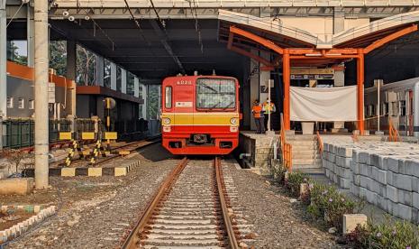 Commuterline bersiap di, Stasiun Bekasi, Jawa Barat. 