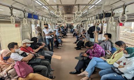 Pembatasan jarak untuk kursi penumpang kereta rel listrik (KRL) commuter line tak lagi diterapkan, Stasiun Bekasi, Jawa Barat, Rabu (9/3).KAI Commuter mulai hari ini (9/3/2022) memberlakukan aturan baru untuk perjalanan menggunakan kereta rel listrik (KRL) sesuai Surat Edaran (SE) Kemenhub Nomor 25 Tahun 2022. Salah satu yang disesuaikan yakni diperbolehkannya lagi penumpang usia di bawah lima tahun untuk naik KRL. 