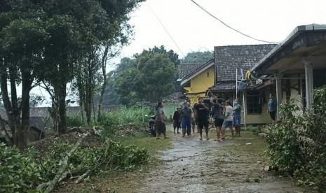 Warga bersama relawan membersihkan reruntuhan dampak kerusakan atap rumah warga akibat bencana angin piting beliung, (ilustrasi). Peran media sangat penting dalam membangun kolaborasi dalam penanggulangan bencana. 