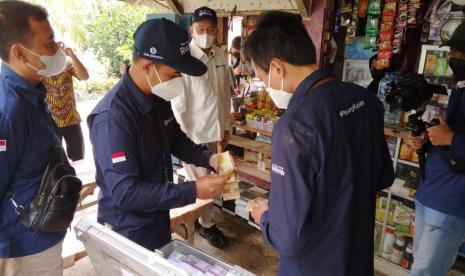 Kepala BI Purwokerto Rony Hartawan (baju putih) dan petugas Bank Indonesia memfasilitasi penukaran uang rupiah di Desa Klaces, Kecamatan Kampung Laut. Kabupaten Cilacap, Kamis (9/3/22). (