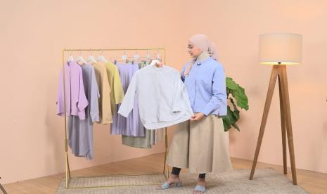 Ayudia C bersama Uniqlo kembali melanjutkan misinya untuk menginspirasi perempuan berhijab Indonesia untuk hidup dan tampil dalam gaya kesederhanaan melalui Inspiring Modesty dengan meluncurkan katalog Uniqlo Modest Wear Spring/Summer 2022.