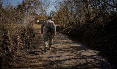 Tentara Ukraina berjalan di desa di luar Kyiv, Ukraina, Ahad (20/3/2022). Wakil Perdana Menteri Ukraina Iryna Vereshchuk menegaskan, pasukan negaranya yang tengah bertempur di kota Mariupol tidak akan mematuhi seruan Rusia untuk menyerah. 