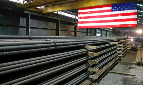 Produk baja menunggu dikirim di Gerdau Ameristeel, St Paul, Amerika Serikat.