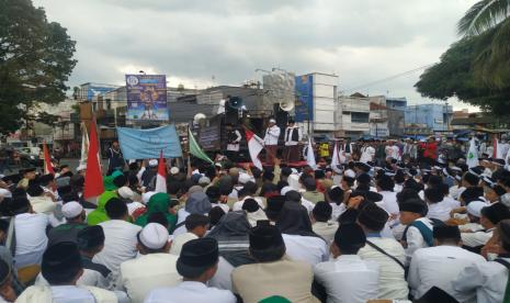 Enam Kontroversi Pendeta Saifuddin Ibrahim, dari Hina Allah Hingga Babi Harum. Foto:Ribuan santri menggelar aksi damai di depan Masjid Agung Kota Tasikmalaya, Rabu (23/3/2022). Dalam aksi tersebut, para santri meminta aparat kepolisian menangkap penista agama, Saifuddin Ibrahim. 